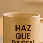 tazasoficina Mixeroscom Taza personalizada con frase motivacional para oficina en un escritorio moderno